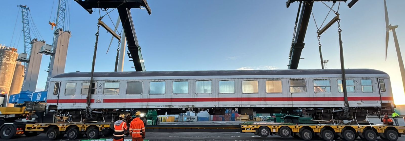 Kranen van Zuidnatie op Terminal Zuid halen een treinwagon van trailer voor verscheping naar Mauritanië