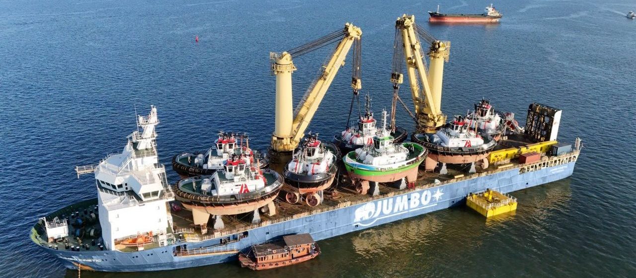 De 'Jumbo Kinetic' vervoert zes nieuwe slepers van Port of Antwerp-Bruges van Vietnam naar Antwerpen.